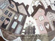 Load image into Gallery viewer, Silent in the city, round table quilt, MJJ PDF table quilt pattern