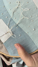 Laden und Abspielen von Videos im Galerie-Viewer, Die Winterhäuschen – Schnittmuster für einen Papierquilt, Winter-Applikations-Wandquilt, Schnittmuster für einen Häuschen-Quilt
