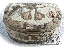 Laden Sie das Bild in den Galerie-Viewer, Ficus carica – half round sewing box - MJJ quilt pattern
