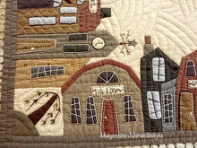 Laden Sie das Bild in den Galerie-Viewer, Between Small Townhouses – table quilt  - MJJ quilt  pattern
