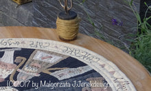 Cargar imagen en el visor de la galería, Momentos - edredón de mesa redonda - patrón de edredón MJJ
