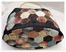 Cargar imagen en el visor de la galería, Old Townhouses  bag - 2 projects in 1 - MJJ quilt pattern for bag
