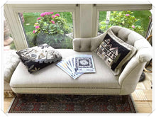 Laden Sie das Bild in den Galerie-Viewer, The Blooming Garden - table quilt ,  MJJ quilt pattern for table
