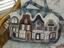 Carica l&#39;immagine nel visualizzatore di Gallery, The Dutch Townhouses bag &amp; iPhone cozy -  MJJ quilt pattern for bag
