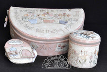 Afbeelding in Gallery-weergave laden, Stitched in rose - sewing box,  3 projects MJJ  in 1 quilt  pattern
